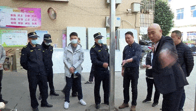 小區保安亭修繕引風波 物業施工堵路，業主回家難